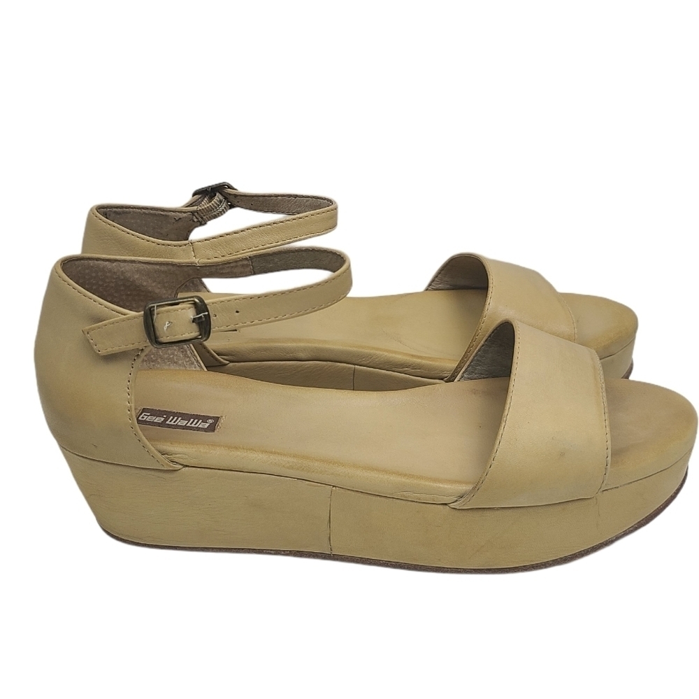 ANTHROPOLOGIE Tan Daisy Platform Sandals Size 10